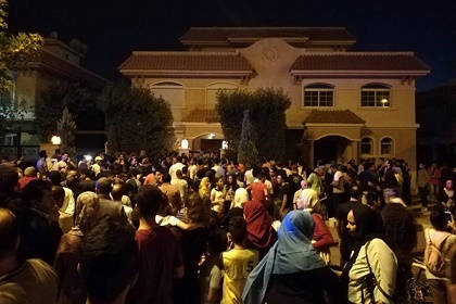 #فيديو .. جماهير مصرية تحاصر منزل محمد صلاح في القاهرة .. والأمن يتدخل