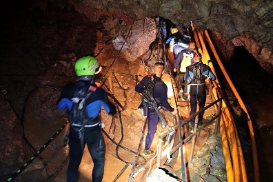 إنقاذ 6 من أعضاء الفريق المدرسي في الكهف التايلاندي