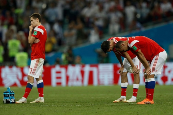 خيبة لاعبي المنتخب الروسي لكرة القدم اثر خسارتهم في الدور ربع النهائي لكأس العالم أمام كرواتيا 