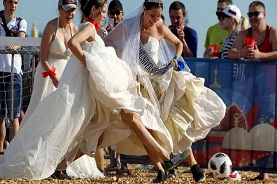 #فيديو .. شغف المونديال.. روسيات بفساتين الزفاف يلعبن كرة القدم