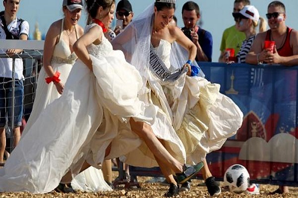  روسيات بفساتين الزفاف يلعبن كرة القدم