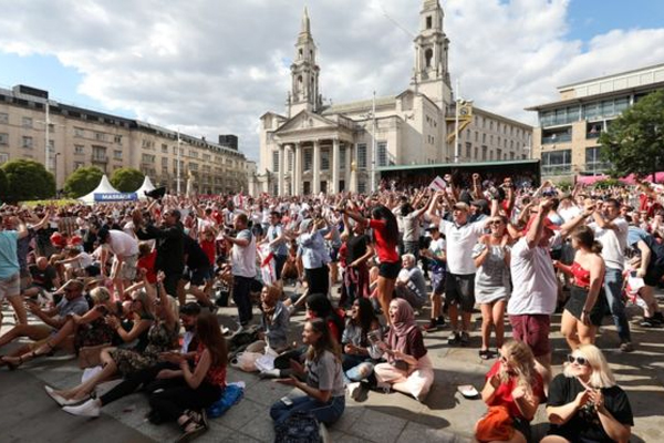 شاهد الملايين المباراة عبر شاشة بي بي سي1 في أماكن عامة عبر شاشات عرض ضخمة