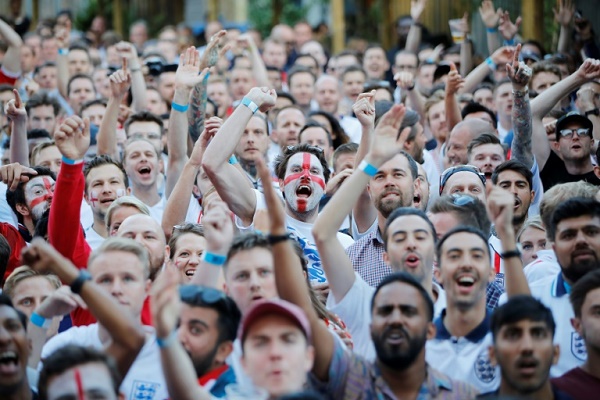 مشجعون للمنتخب الانكليزي لكرة القدم يتابعون عبر شاشة عملاقة في لندن، مباراته ضد كولومبيا 