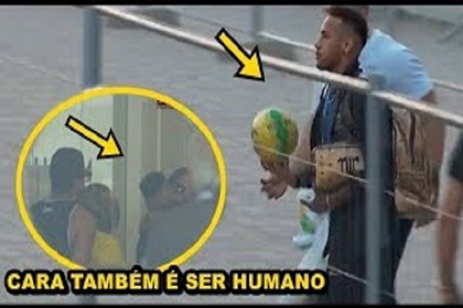 نيمار يواسي طفلًا برازيليًا بعد الإقصاء من المونديال