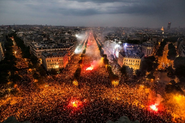 صورة التقطت من اعلى قوس النصر في باريس تظهر مئات الاف الفرنسيين يحتفلون بفوز بلادهم