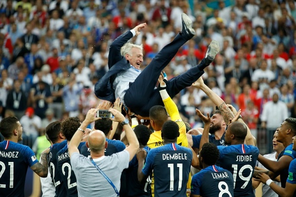 لاعبو فرنسا يرمون بمدربهم ديشان في الهواء احتفالا بتتويجهم ابطالا لكأس العالم 