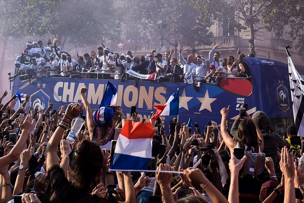 منتخب فرنسا يحتفل باللقب أمام مئات الآلاف من مشجعيه