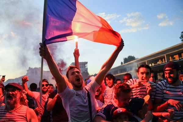 مشجعون للمنتخب الفرنسي لكرة القدم يحتفلون في مدينة مونبيلييه الفرنسية بفوزه على بلجيكا