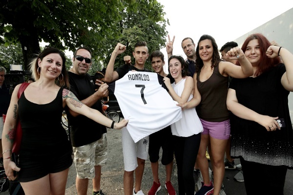 انصار يوفنتوس يحملون قميص النادي الذي يحمل اسم رونالدو والرقم 7 الخاص به