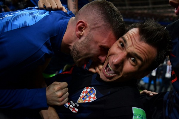 لاعب المنتخب الكرواتي ماندزوكيتش يحتفل مع زملائه بتسجيل هدف الفوز في مرمى المنتخب الانكليزي