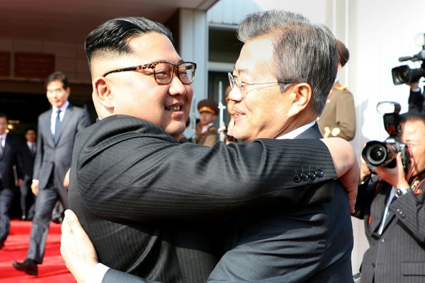 صورة للرئيس الكوري الجنوبي مون جاي-إن ونظيره الشمالي كيم جونغ اون