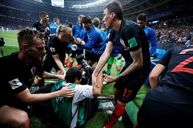 مصور يلتقط صورا رائعة للاعبي كرواتيا رغم سقوطه