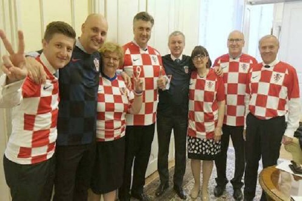 وزراء كرواتيا يرتدون قمصان المنتخب في اجتماع حكومي 