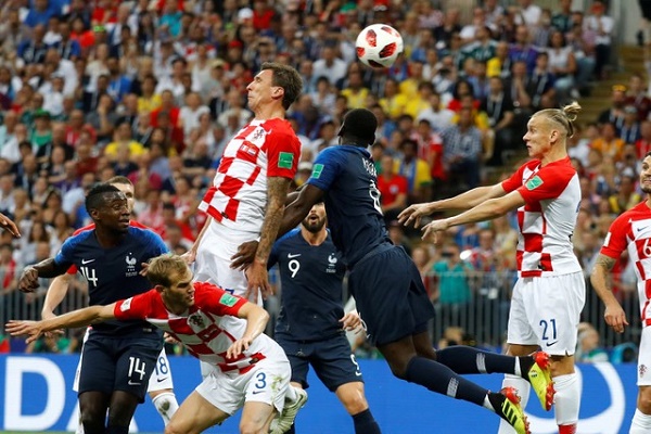  الكرواتي ماندزوكيتش يسجل في مرماه خلال مباراة فرنسا