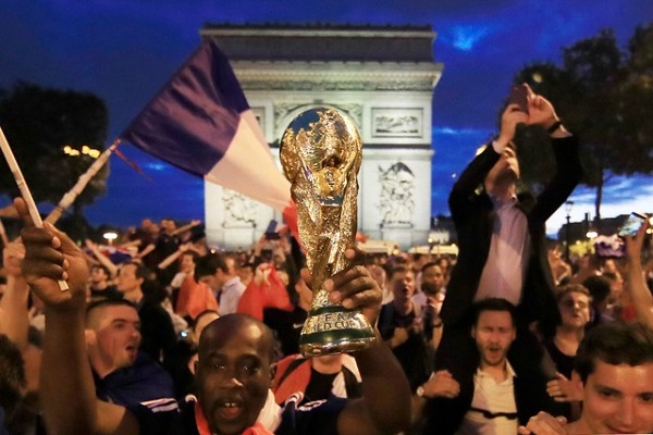 عشرات الآلاف يحتفلون في باريس ببلوغ النهائي