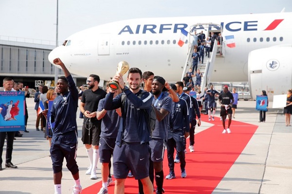 وصول منتخب فرنسا بطل العالم إلى باريس للاحتفال باللقب