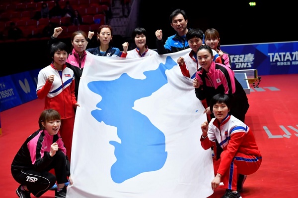 فرق سيدات كورية شمالية وجنوبية موحدة في كرة الطاولة خلال بطولة العالم في هالمشتاد
