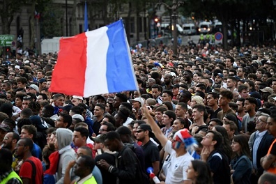 فرنسا تحبس أنفاسها قبل ساعات من النهائي الثالث