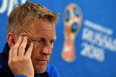 استقالة مفاجئة لمدرب أيسلندا بسبب 