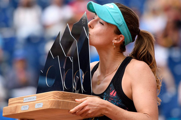 أحرزت الفرنسية أليزيه كورنيه المصنفة اولى لقب دورة غشتاد السويسرية الدولية في كرة المضرب 