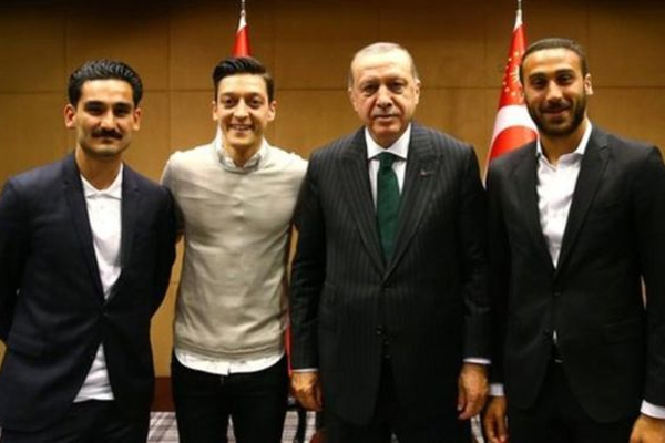 حزب إردوغان استغل صورته مع أوزيل وغندوغان في الدعاية الانتخابية أثناء الانتخابات الرئاسية