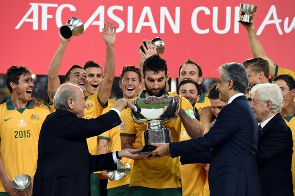 لاعبو المنتخب الأسترالي لكرة القدم يتسلمون كأس النسخة الأخيرة من كأس آسيا