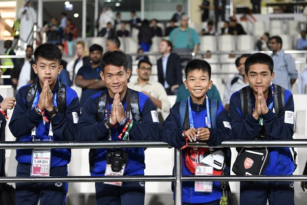 فتيان الكهف يحضرون مباراة تايلاند والهند في كأس آسيا 