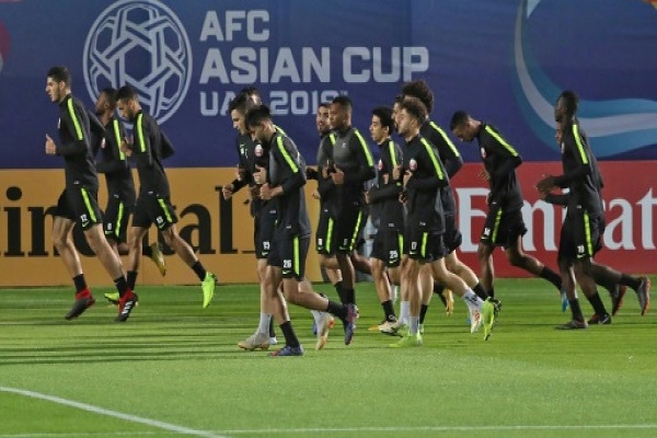 لاعبو المنتخب القطري لكرة القدم خلال حصة تدريبية