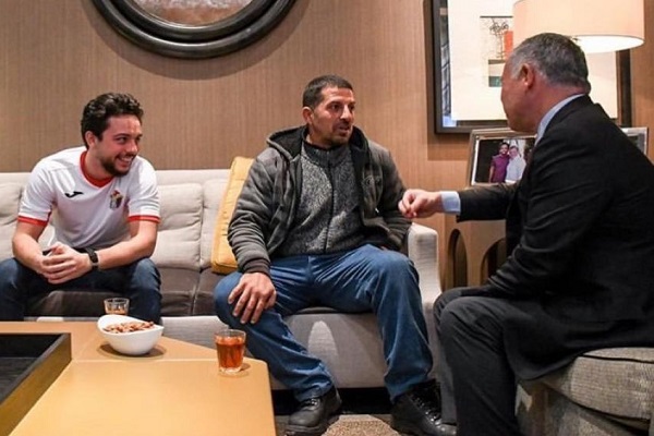 العاهل الأردني الملك عبدالله الثاني استضاف أحد عمال الوطن لمتابعة مباراة المنتخب الوطني مع منتخب سوريا 