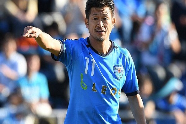 الياباني ميورا، 52 عاما، يمدد عقده مع ناديه موسما إضافيا
