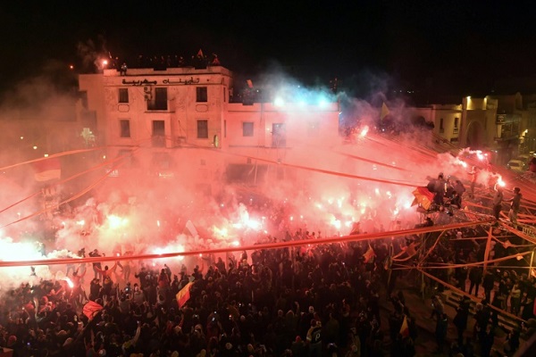 مشجعون لنادي الترجي يحتفلون حول مقره في حي باب سويقة في تونس العاصمة، بالذكرى المئوية لتأسيسه