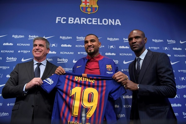 المهاجم الغاني الجديد لنادي برشلونة كيفن برينس بواتنغ بجانب المدير الرياضي ونائب رئيس النادي
