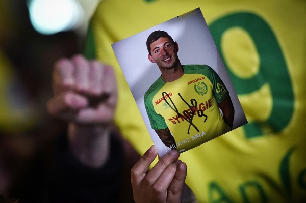 أحد مشجعي نانت يحمل صورة موقعة للمهاجم الأرجنتيني إيميليانو سالا