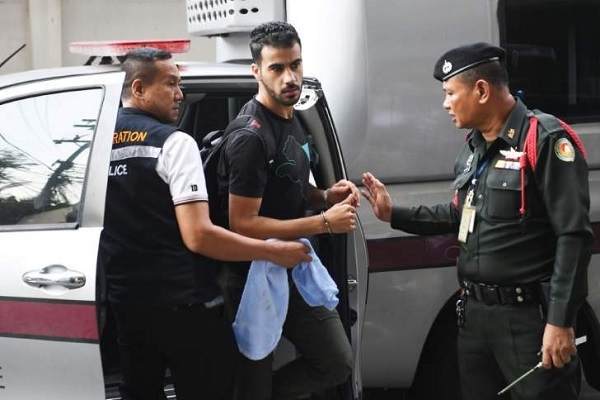 حكيم العريبي لدى وصوله مكبل اليدين برفقة شرطة الهجرة التايلاندية، الى إحدى محاكم العاصمة بانكوك