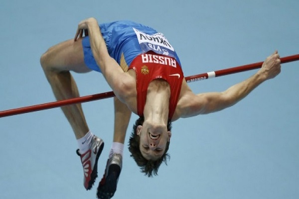 صورة أرشيفية للروسي ايفان أوخوف خلال مشاركته في مسابقة الوثب العالي خلال بطولة العالم لألعاب القوى
