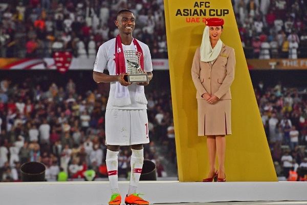 القطري المعز علي يحرز جائزة أفضل لاعب في كأس آسيا 