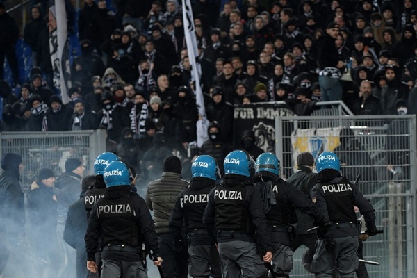 تدخلت الشرطة الإيطالية مساء الأربعاء لفض إشكال بين مشجعين لفريقي لاتسيو وإشبيلية الإسباني.