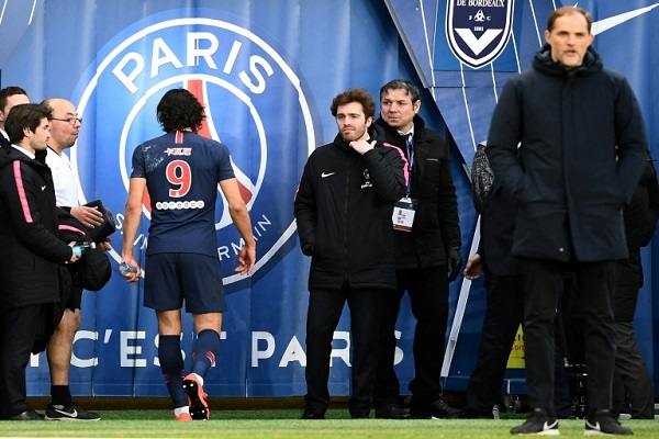 كافاني يخرج مصابا خلال مباراة فريقه باريس سان جرمان ضد بوردو في الدوري الفرنسي