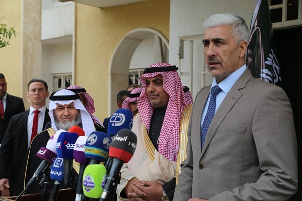 المسؤول الرياضي السعودي الحركان خلال مؤتمره الصحافي في بغداد مع وزير السباب والرياضة العراقي