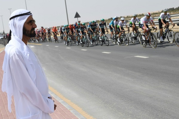 الشيخ محمد بن راشد آل مكتوم، نائب رئيس الدولة رئيس مجلس الوزراء حاكم دبي، يتابع في حتا الدراجين المشاركين في طواف الإمارات