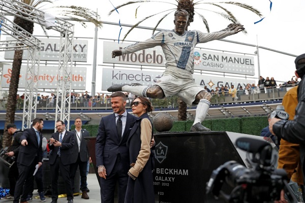 ديفيد بيكهام وزوجته فيكتوريا أمام تمثال تكريمي أقام له ناديه السابق لوس أنجليس غالاكسي