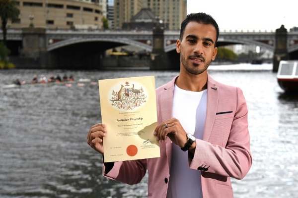 البحريني حكيم العريبي في صورة مع شهادة الجنسية الاسترالية التي سلمت له بعد مراسم أقيمت في ملبورن