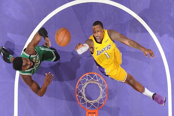 بوسطن يهزم ليكرز ويقترب من "البلاي أوف"