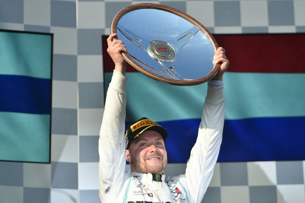 الفنلندي فالتيري بوتاس سائق مرسيدس يحمل درع الفوز في سباق جائزة أستراليا الكبرى