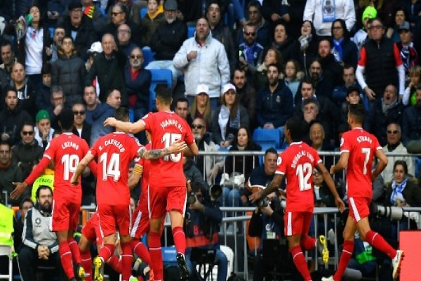 لاعبو جيرونا يحتفلون بتسجيل هدف في مرمى ريال مدريد 