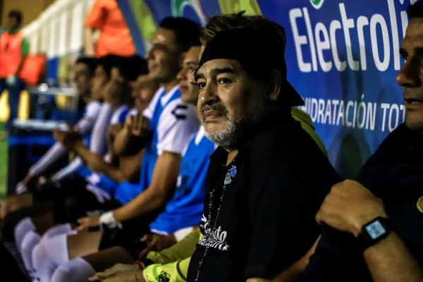 مارادونا يعتزم ترك منصب المدرب في فريقه المكسيكي احتجاجا على التحكيم