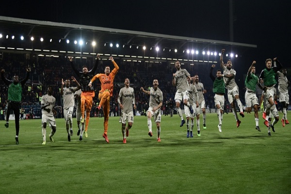 لاعبو يوفنتوس يحتفلون بفوزهم على كالياري 2-صفر في الدوري الإيطالي الثلاثاء 2 نيسان/ابريل 2019 