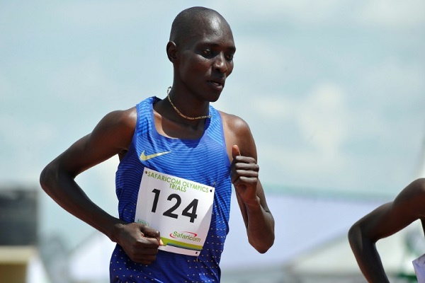 العداء الكيني أسبل كيبروب خلال سباق محلي في فئة 1500م، ضمن تصفيات أولمبياد ريو دي جانيرو.