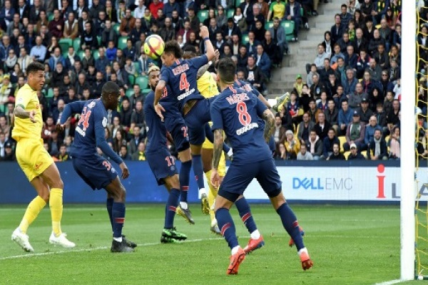 المدافع البرازيلي لنانت دييغو كارلوس (يسار) يحول الكرة برأسه في شباك باريس سان جرمان