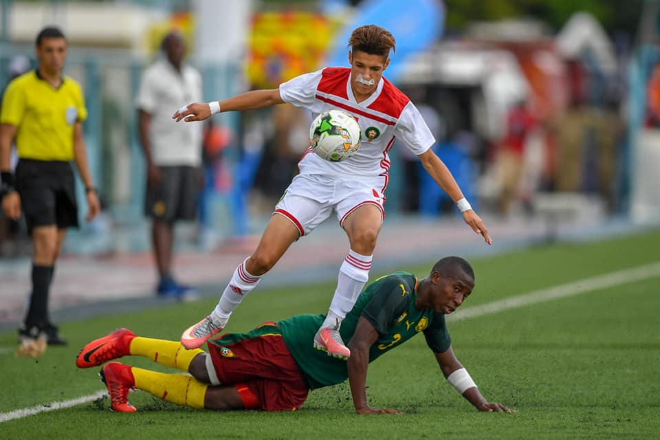 من مباراة المغرب والكاميرون بنهائيات أفريقيا للأمم للفتيان بتنزانيا